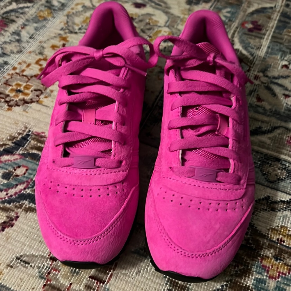 Hot pink suede Reeboks 6.5